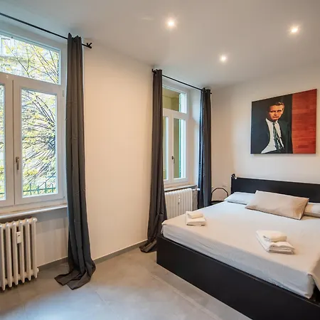 Living - Porta Susa Apartment